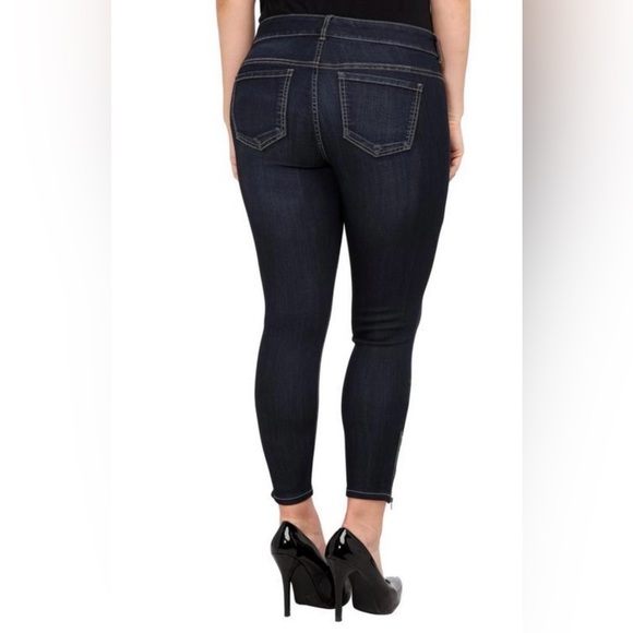 Torrid - Picture 3 of 4